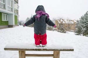 Barn snö liten